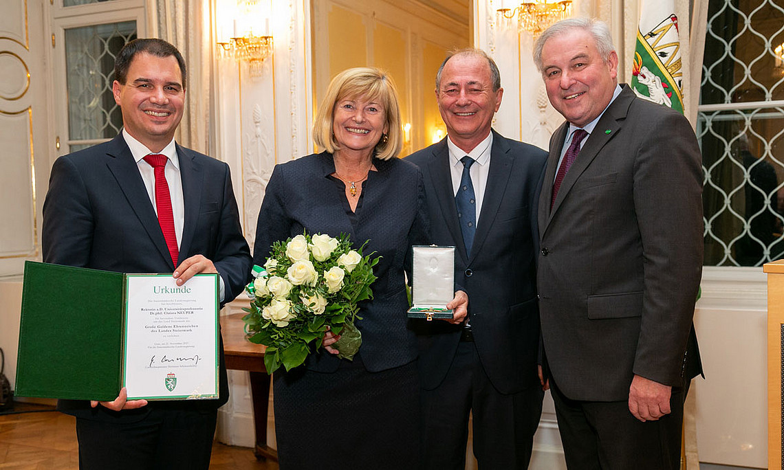Christa Neuper, die von 2011 bis 2019 die Universität Graz leitete, wurde mit dem Goldenen Ehrenzeichen des Landes Steiermark ausgezeichnet. Landeshauptmann Hermann Schützenhöfer (rechts) und Michael Schickhofer (links) überreichten den Orden. Foto: Robert Frankl
