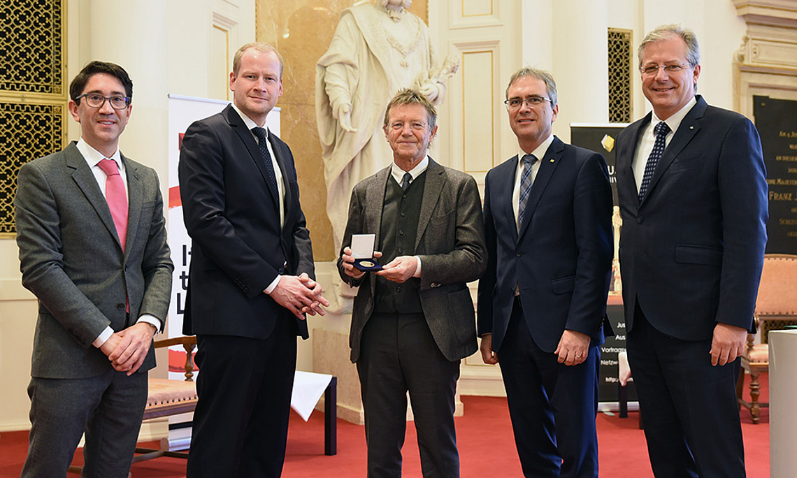 Auszeichnung für Günter Löschnigg (Mitte): Walter Doralt, Dekan Christoph Bezemek, geschäftsführender Rektor Peter Riedler und GRAWE-Generaldirektor Klaus Scheitegel (v. l.) Foto: Uni Graz/Schweiger