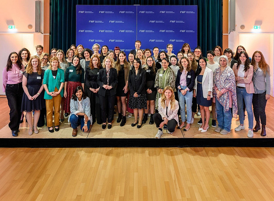 Eine Gruppe von Menschen steht auf einer Bühne 