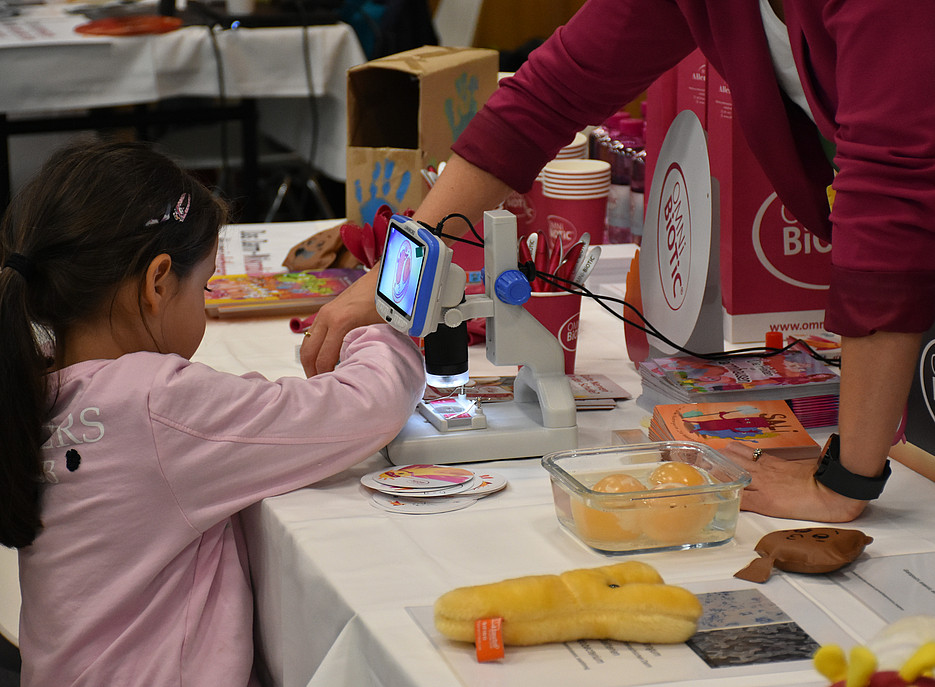 Ein Kind arbeitet mit Geräten bei Omni-Biotic Station ©gerhard.hackenberg @ainet.at