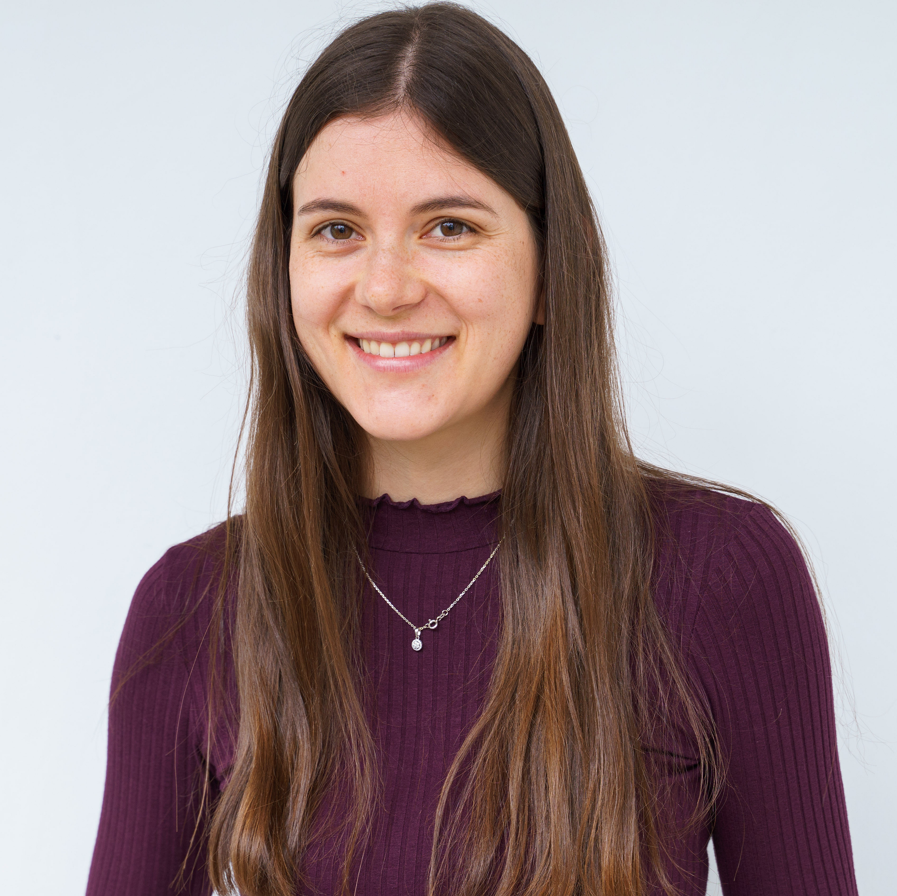 Frau mit langen braunen Haaren