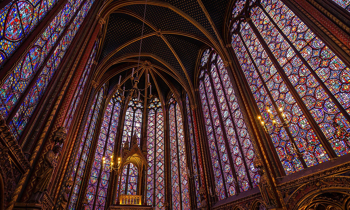 Innenansicht einer gotischen Kapelle in Paris