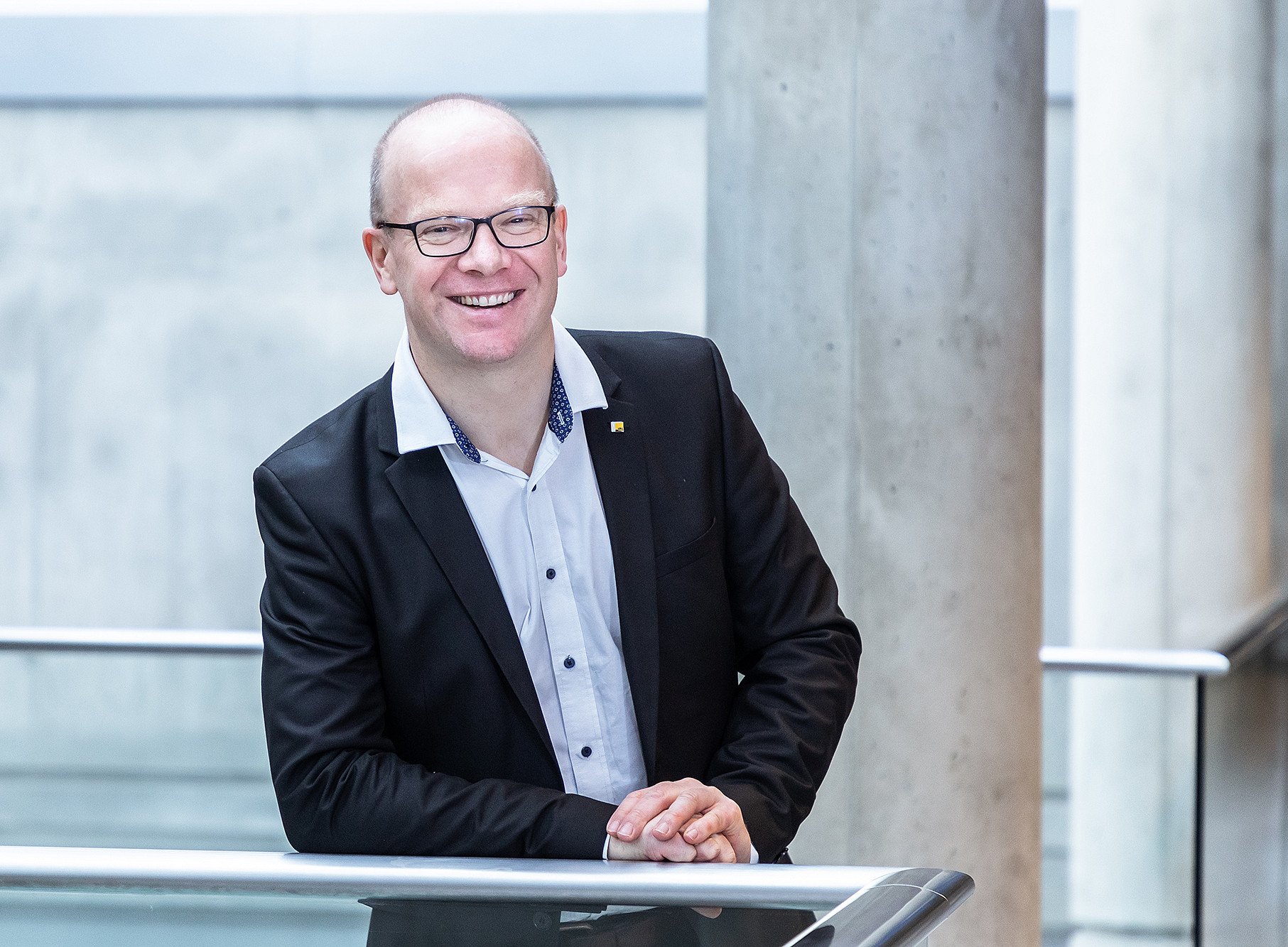 Stefan Thalmann stützt sich auf ein Geländer und schaut sehr freundlich ©Jorj Konstantinov