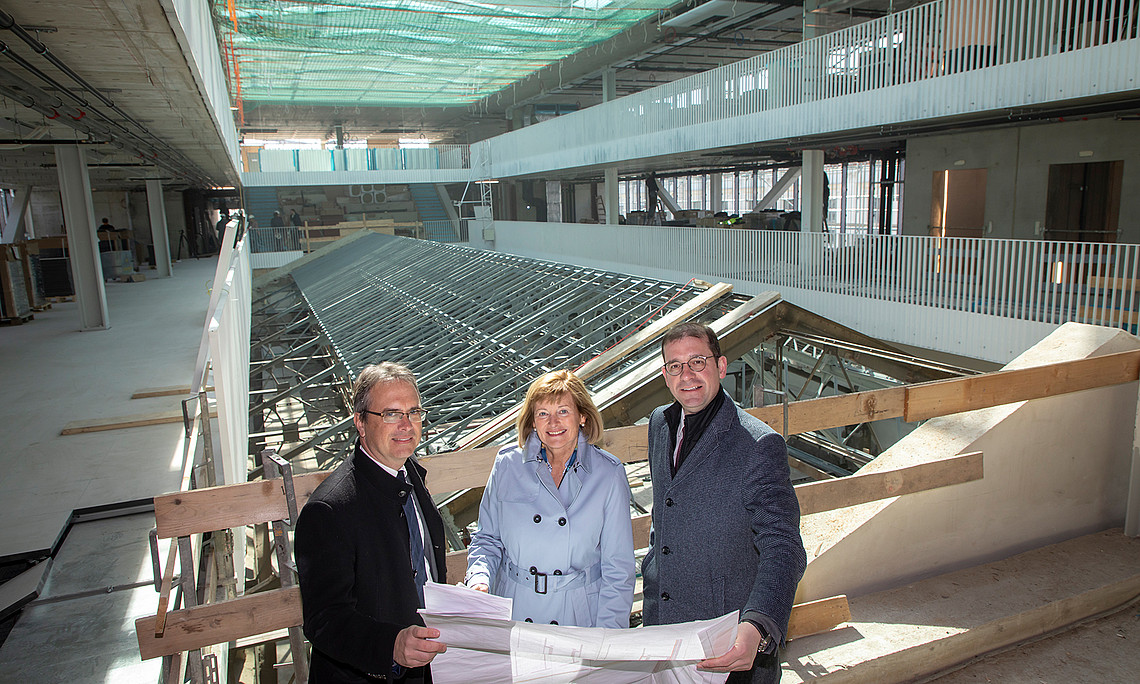 Der Umbau der Grazer Universitätsbibliothek ist in der Zielgeraden: Rektorin Christa Neuper, Vizerektor Peter Riedler und BIG-Geschäftsführer Hans-Peter Weiss im neuen Aufbau der Bibliothek. Fotos: Uni Graz/Lunghammer