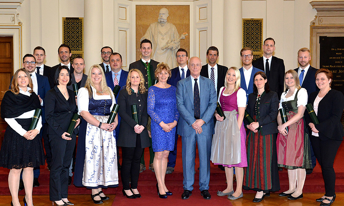 Leiter Attila Fenyves und -organisatorin Gertraud Gsellmann (vorne Mitte) inmitten der AbsolventInnen des 14. Lehrgangs für Versicherungswirtschaft. Für den nächsten Durchgang läuft die Anmeldung bereits. Foto: www.foto-meister.at 
