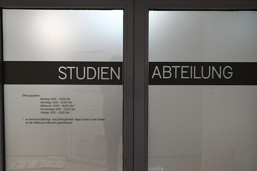 Das neue Eingangsportal der Studienabteilung am Universitätsplatz 3a. Foto: Uni Graz/Tzivanopoulos