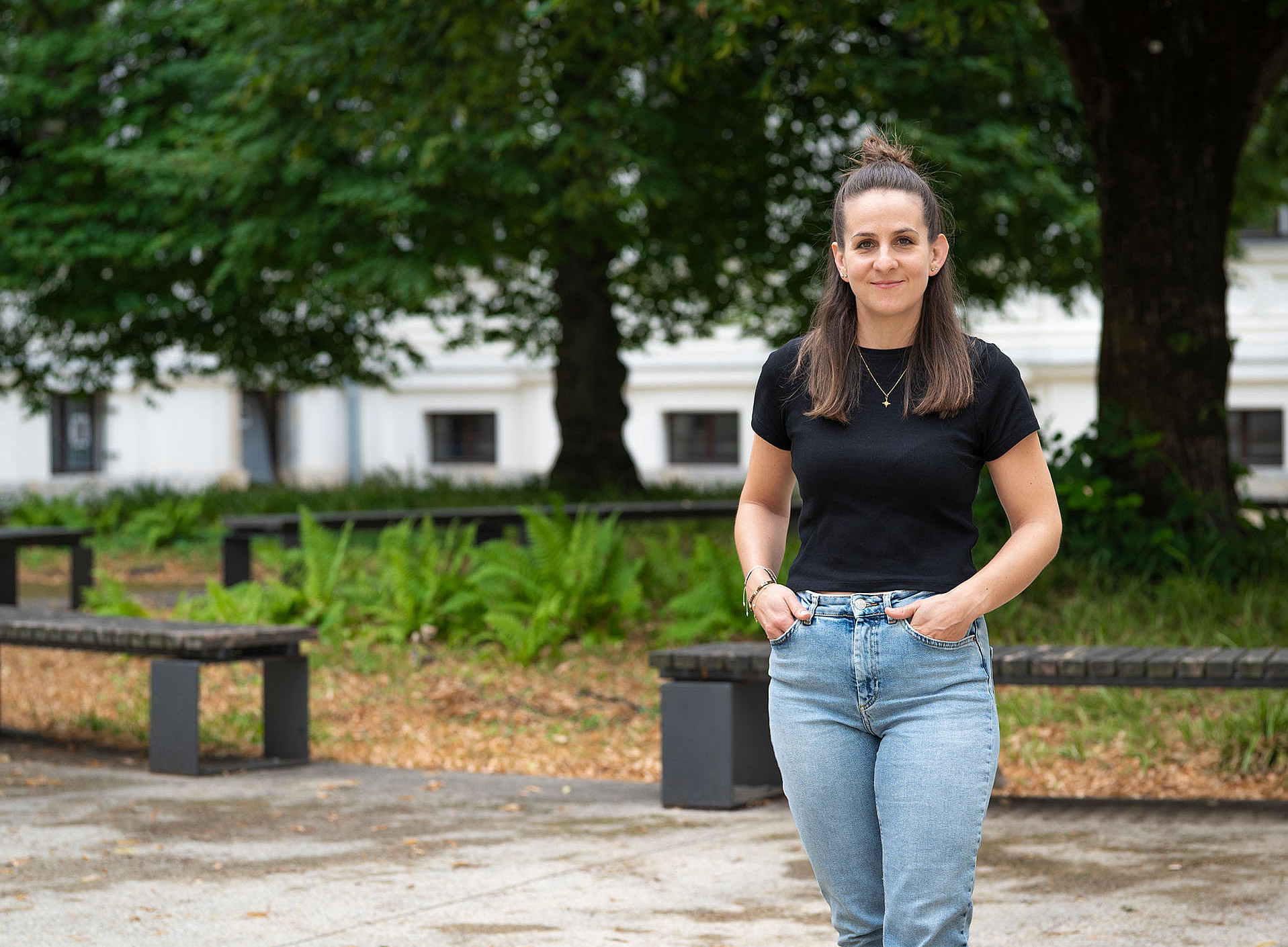 Eine Frau steht vor einem Baum ©Uni Graz/Angele