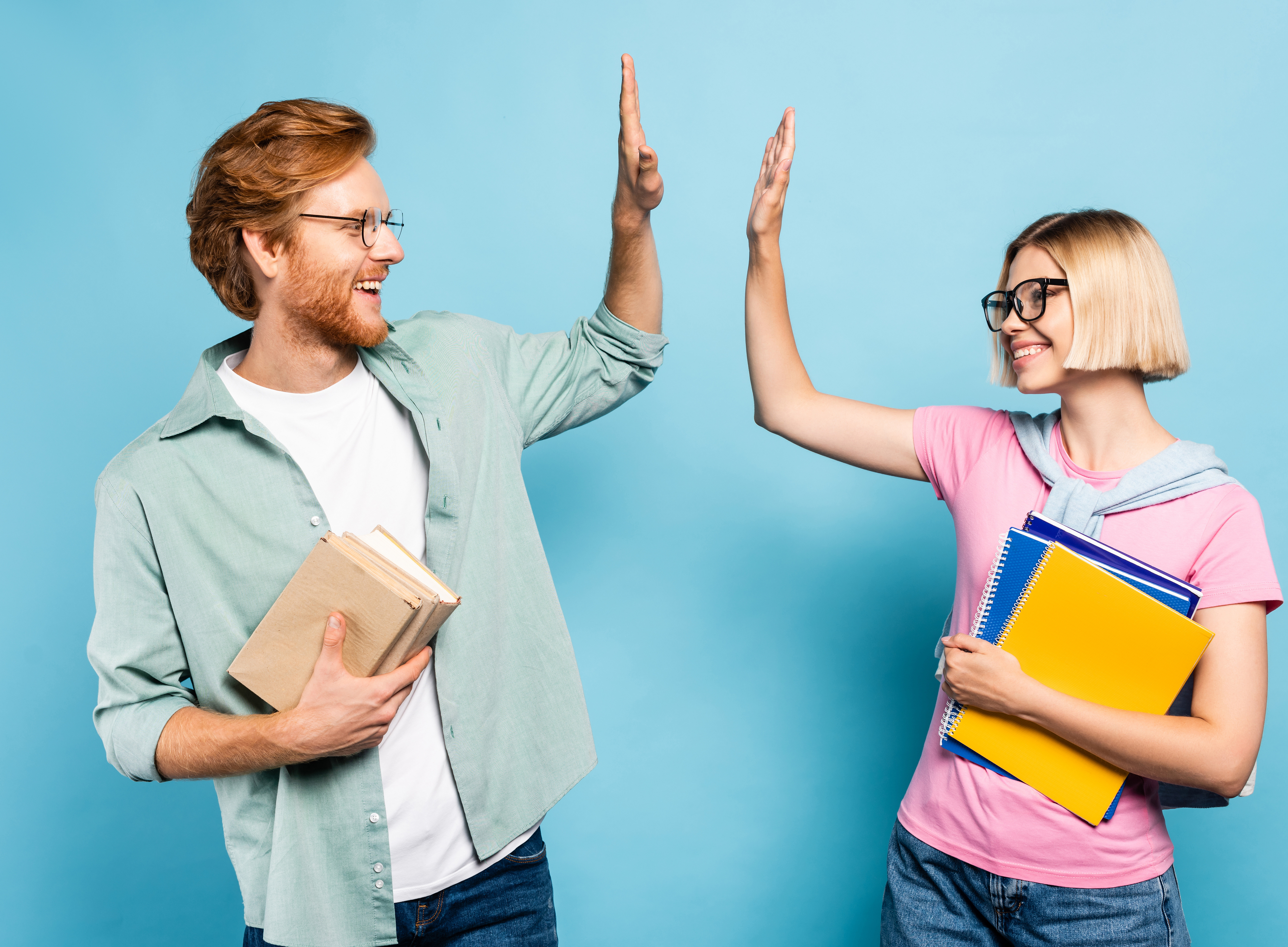 Ein Mann und eine Frau halten Notebooks und geben High Five ©LIGHTFIELD STUDIOS - stock.adobe.com