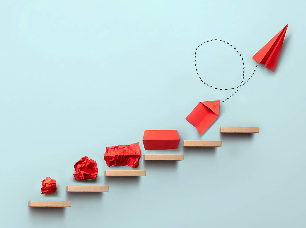 Papierflieger Erfolgsleiter ©Pixelbliss - stock.adobe.com