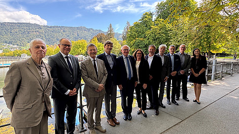 Am Bodensee (von links): Prof. Wachter (TJG), Bezirkshauptmann Dr. Längle (VJG), Prof. Löschnigg (GJG), HR Dr. Sailer (OöJG), Prof. Bußjäger (VJG), RA Dr. Roblyek (KJG), RA MMag. Lercher (VJG), Dr. Dossi (WJG), Mag. Hofer (NÖJG), Prof. Winkler (SJG), StA Mag. Erath LL.M. (VJG). 