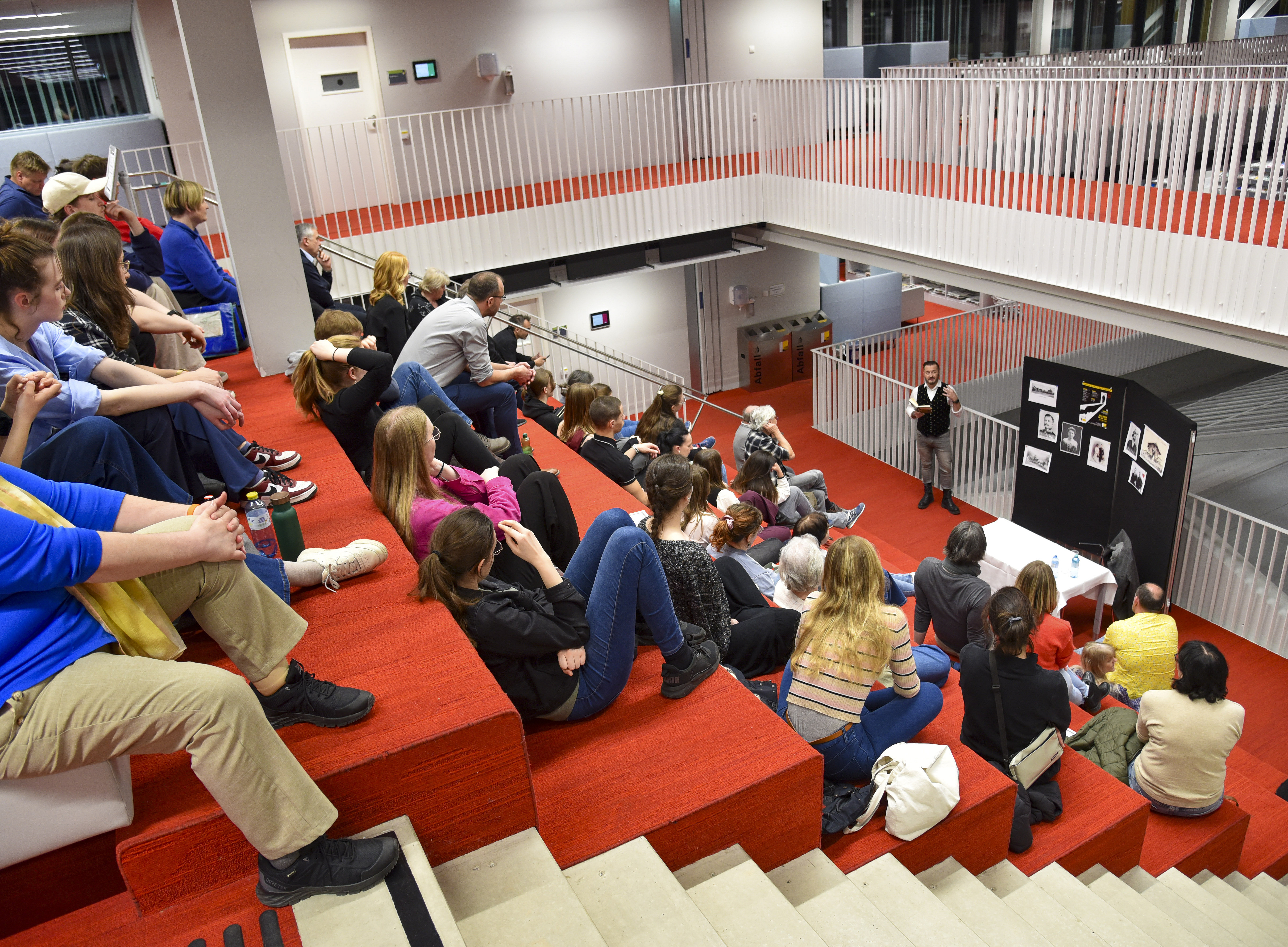 Leute sitzen auf einer Stiege und hören zu ©Uni Graz/Schwarz