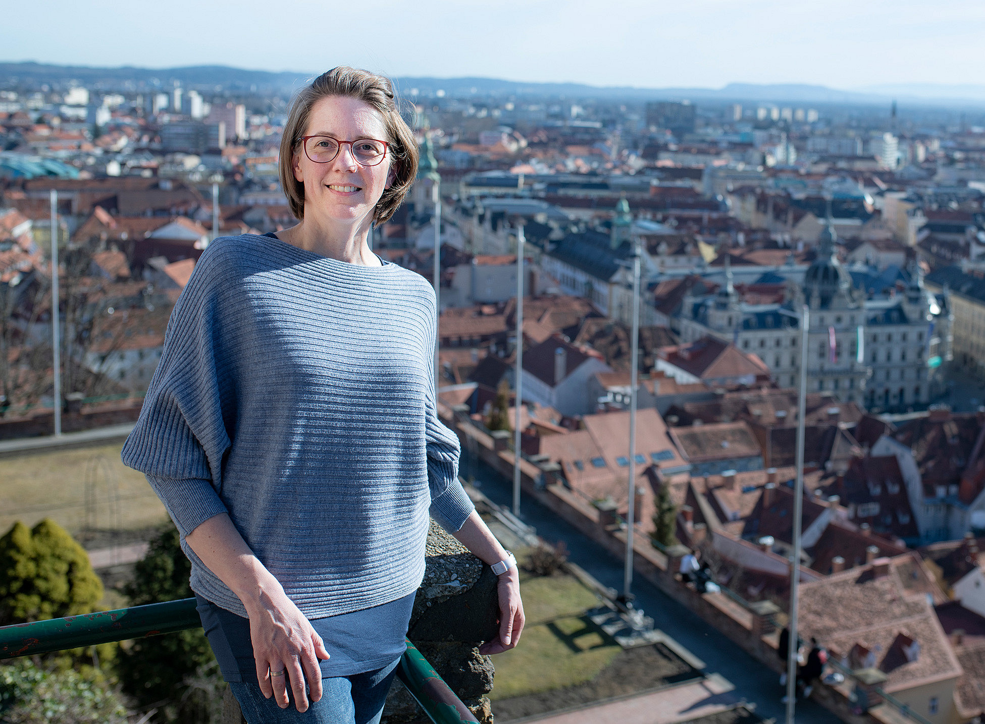 Birgit Bednar-Friedl am Grazer Schlossberg, im Hintergrund unten die Stadt mit dem Rathaus ©Uni Graz/Tzivanopoulos