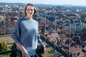 Birgit Bednar-Friedl am Grazer Schlossberg, im Hintergrund unten die Stadt mit dem Rathaus