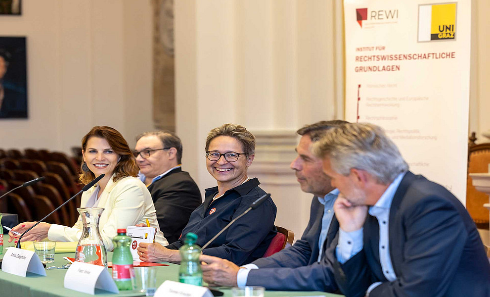 Hochkarätig besetztes Podium (v. l.): Ministerin Karoline Edtstadler, Europarechtler Hans-Peter Folz (im Hintergrund), Institutsleiterin Anita Ziegerhofer, LH a.D. Franz Voves und Wirtschaftshistoriker Thomas Krautzer Foto: REWI Uni Graz/Lunghammer