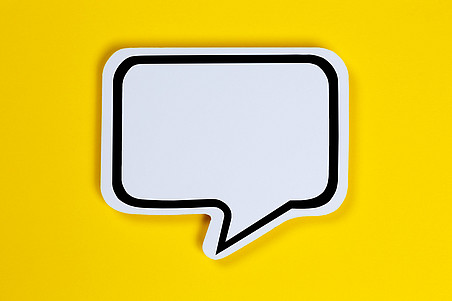 Weiße Sprechblase vor gelbem Hintergrund ©Markus Mainka - stock.adobe.com