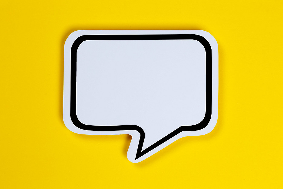 Weiße Sprechblase vor gelbem Hintergrund ©Markus Mainka - stock.adobe.com