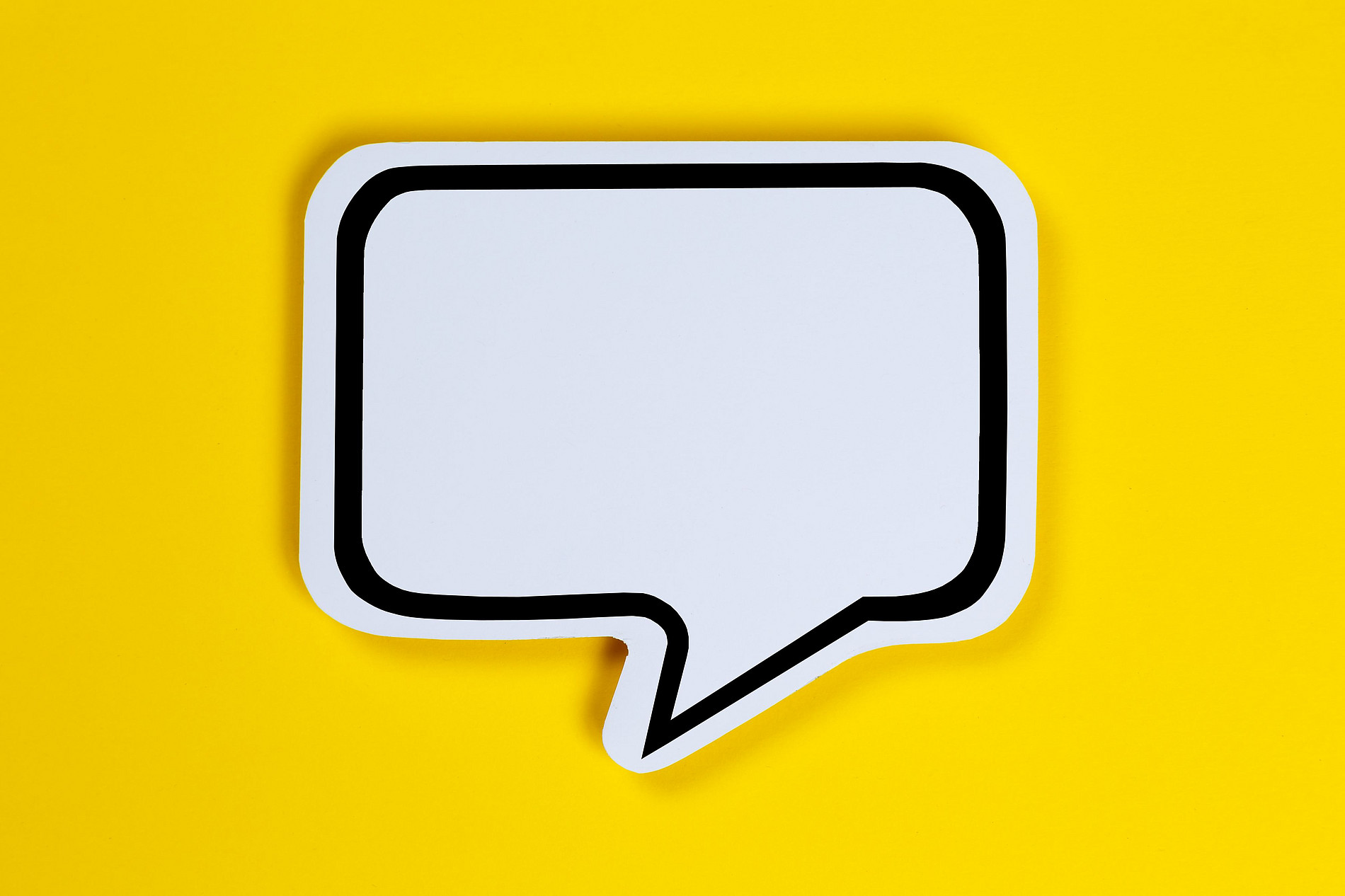 Weiße Sprechblase vor gelbem Hintergrund ©Markus Mainka - stock.adobe.com