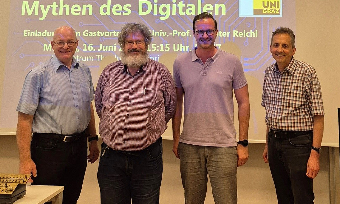 Gruppenbild des Vortragenden mit den Einladenden