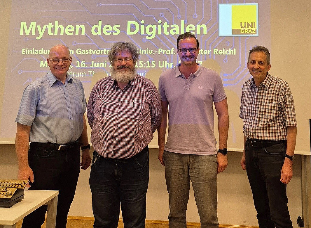 Gruppenbild des Vortragenden mit den Einladenden ©© Elke Höfler