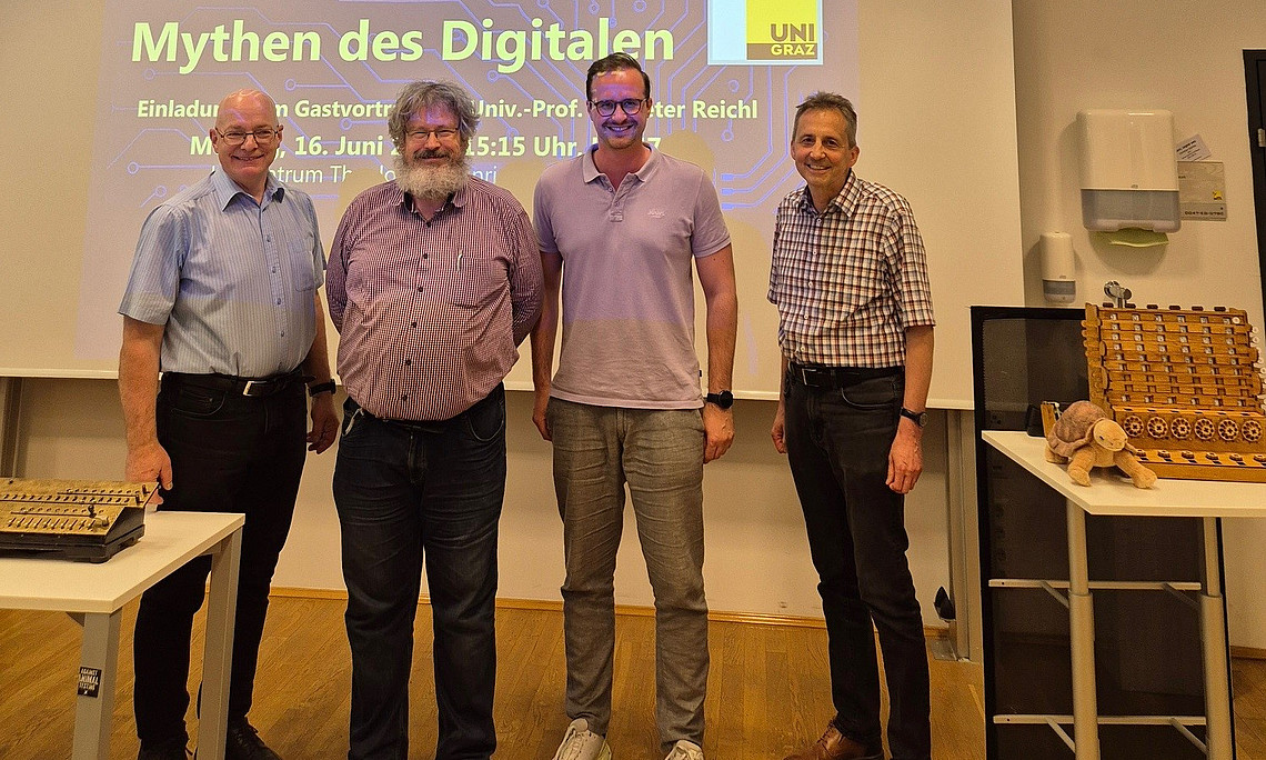 Gruppenbild des Vortragenden mit den Einladenden