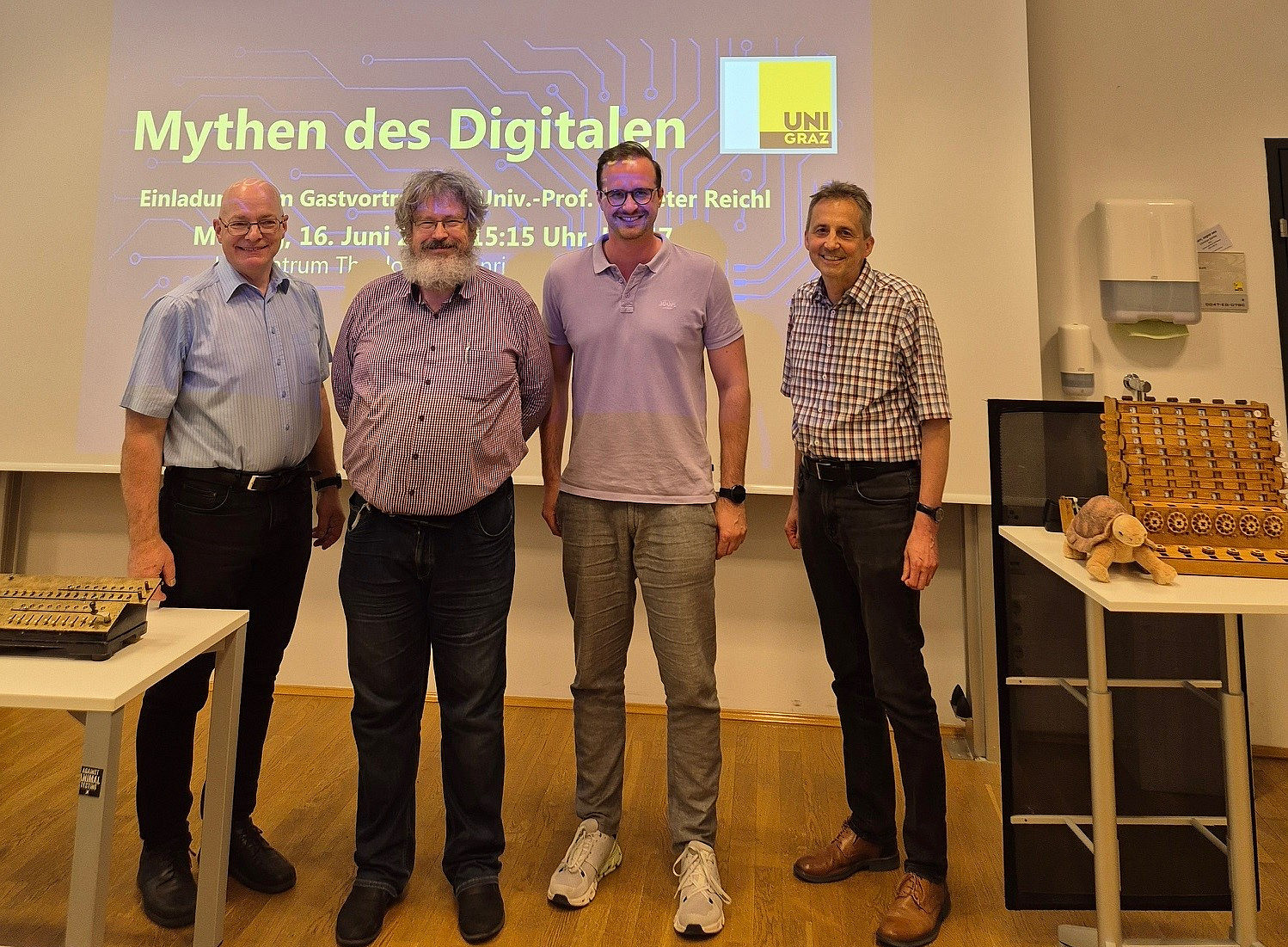 Gruppenbild des Vortragenden mit den Einladenden ©© Elke Höfler