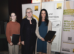 Carina Scharf (l.) und Silvia Lipp (r.) mit Vizerektorin Catherine Walter-Laager