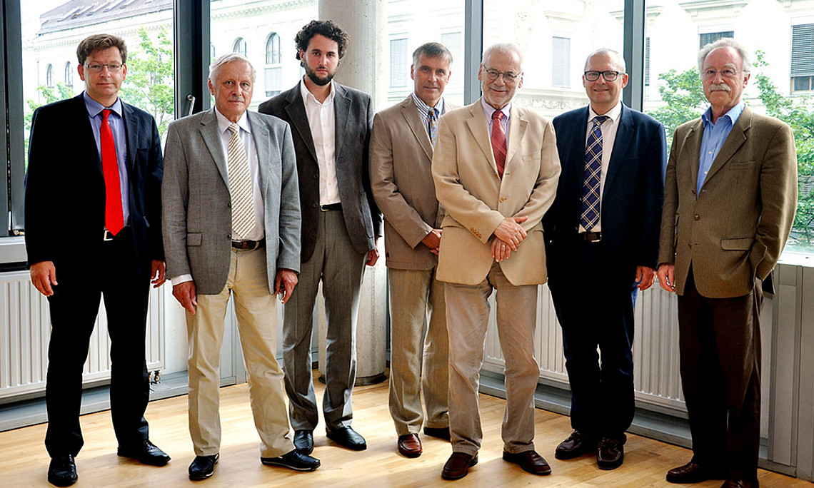 V.l.: Vizedekan Stefan Storr, András Inotai, George Tzogopoulos, Jens Bastian, Erhard Busek, Klaus Poier und Franz-Lothar Altmann. Foto: Uni Graz/Pichler