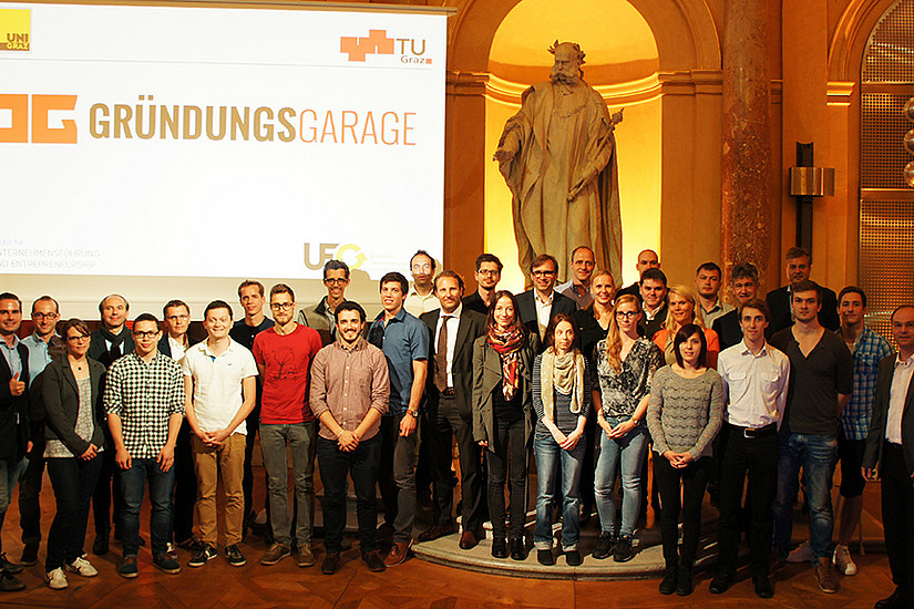 Teams und MentorInnen der Gründungsgarage Vol. IV mit den OrganisatorInnen und TU-Rektor Harald Kainz
