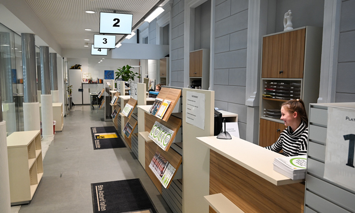 Modern und einladend präsentiert sich die Studienabteilung, die in die Bibliothek übersiedelt ist.