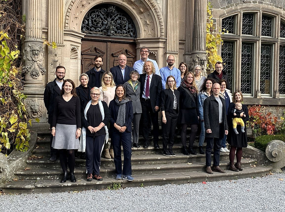 People posing in front of a castle ©European PhDnet, JLU Giessen