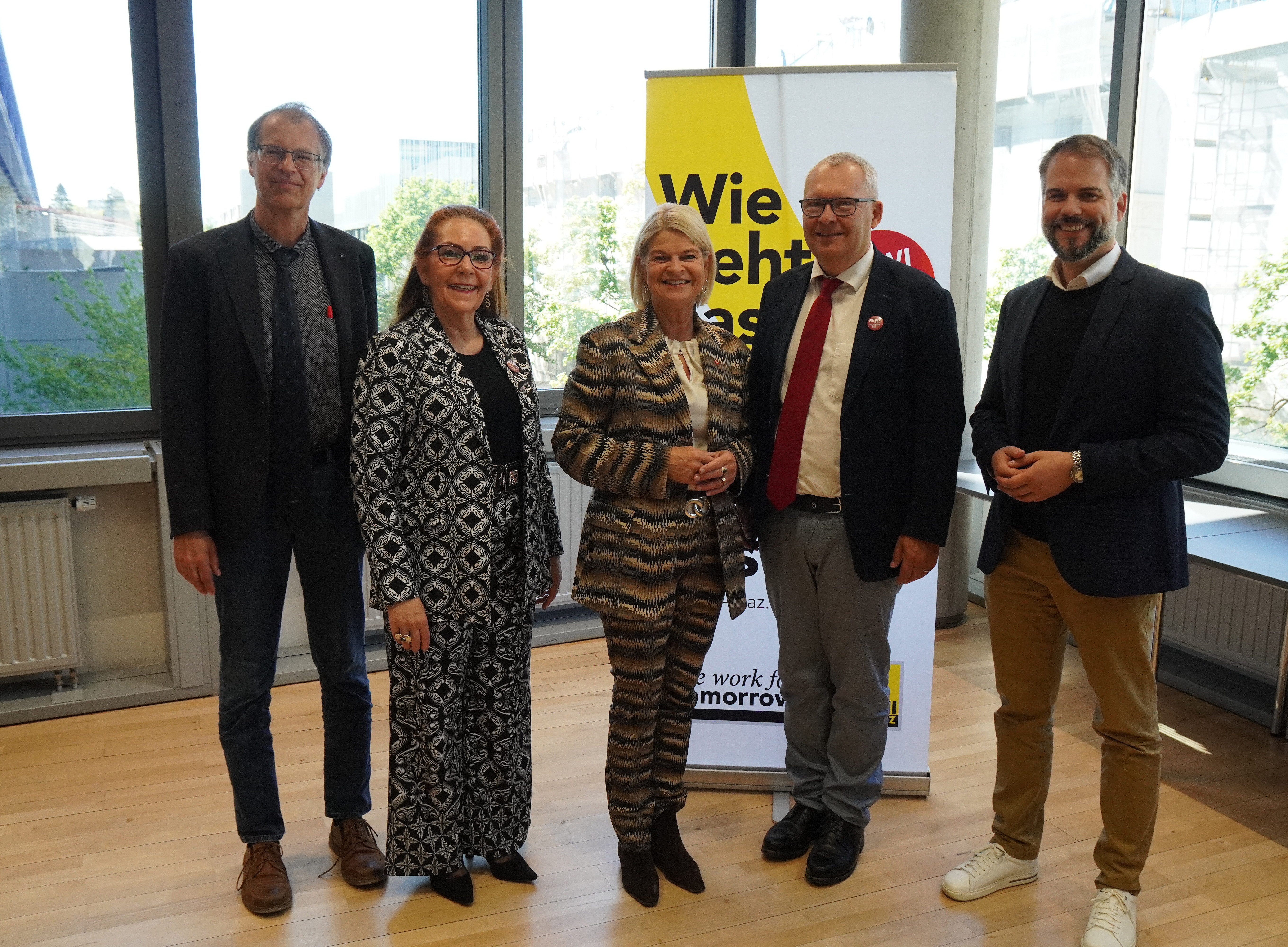 Ministerin Tanner mit Dekan Schmölzer und den Lehrveranstaltungsleitern Prof. Wieser, Prof. Poier und Prof. Lukan 