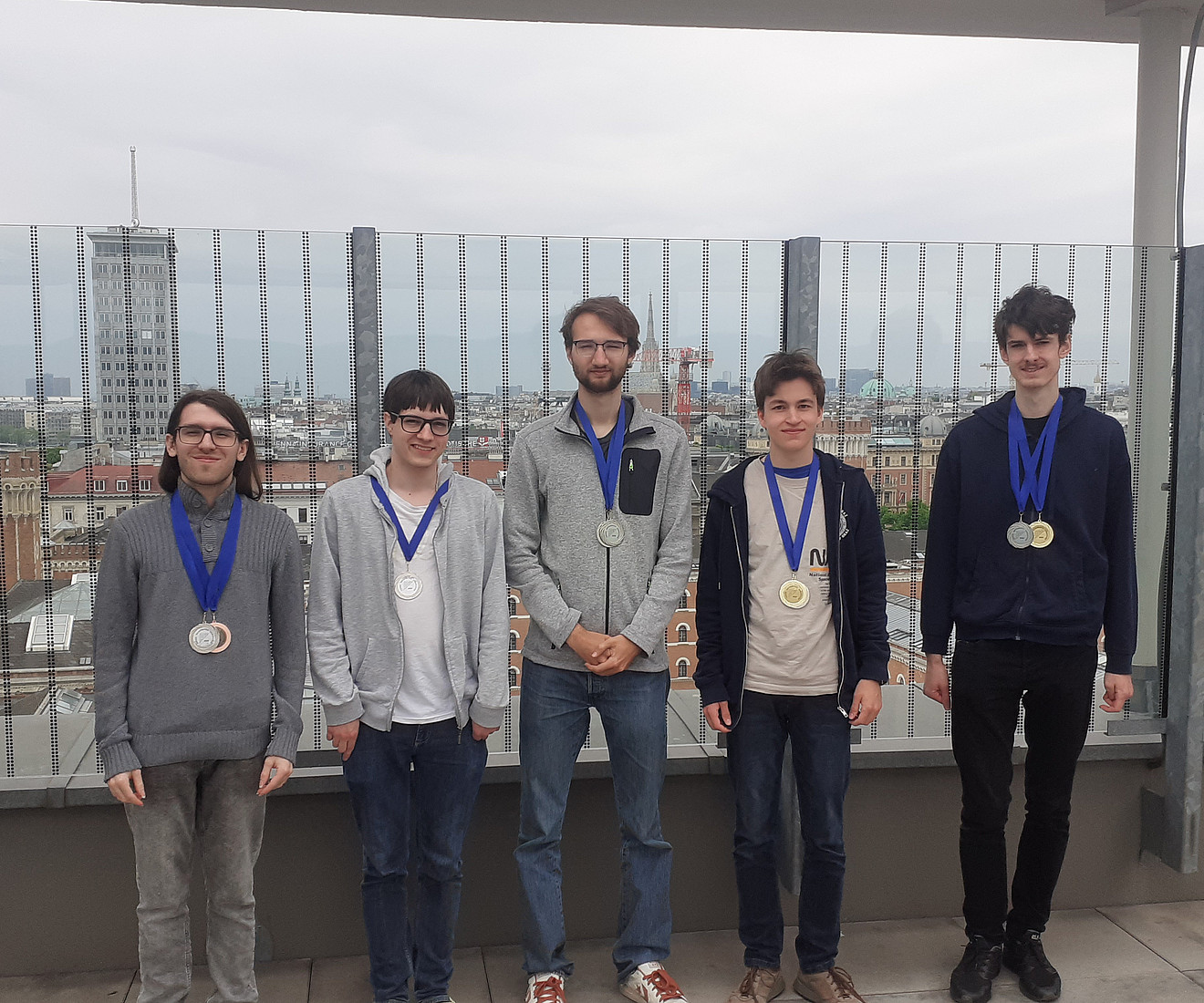Teamfoto von links nach rechts: Julian Fellner, Jakob Glieder, Silas Moser, Benjamin Aster, Felix Reimüller Teamfoto von links nach rechts: Julian Fellner, Jakob Glieder, Silas Moser, Benjamin Aster, Felix Reimüller