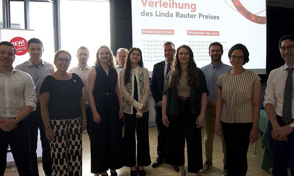 Preisträger*innen mit den Mitgliedern der Jury