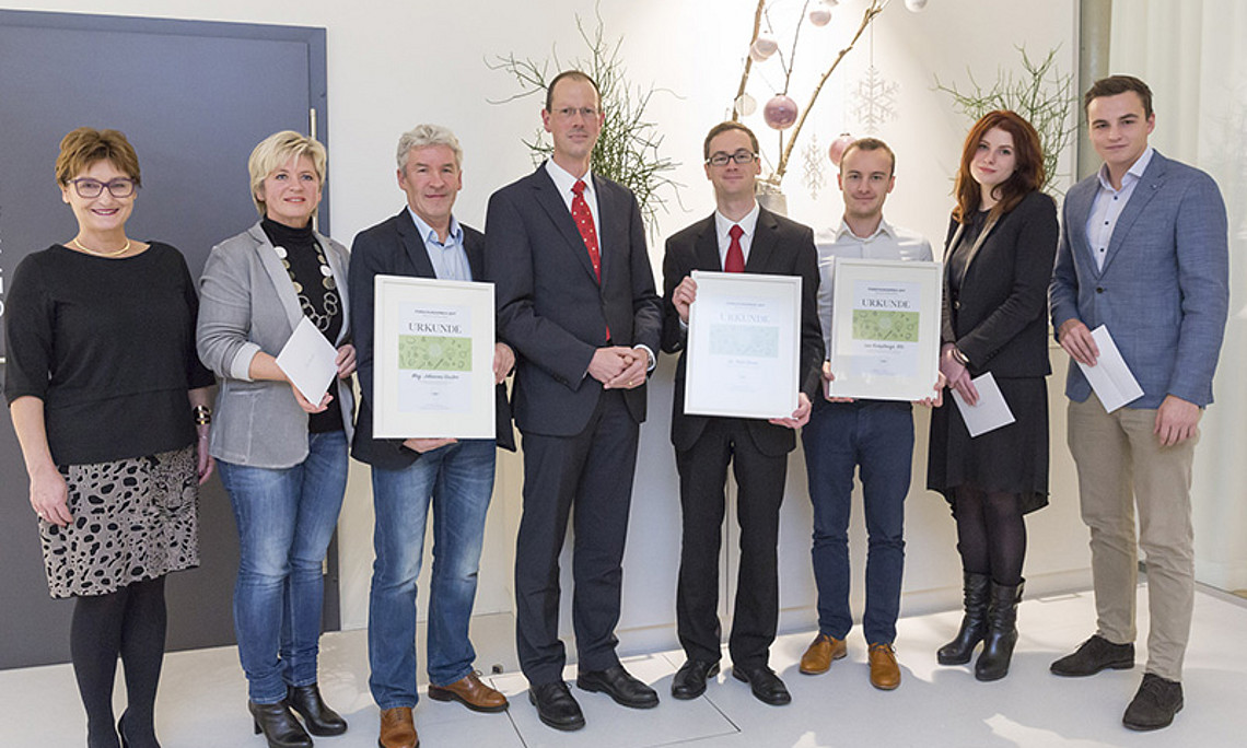 Landespräsidentin Michaela Christiner (links) und Uni-Graz-Professor Rainer Niemann (4. v. l. ) überreichten die Forschungspreise an die PreisträgerInnen bzw. deren VertreterInnen: Eltern von Johannes Gruber, Peter Krenn, Alexander Ketter, Mariana Sailer und Patrick Rössler. Foto: Fischer 