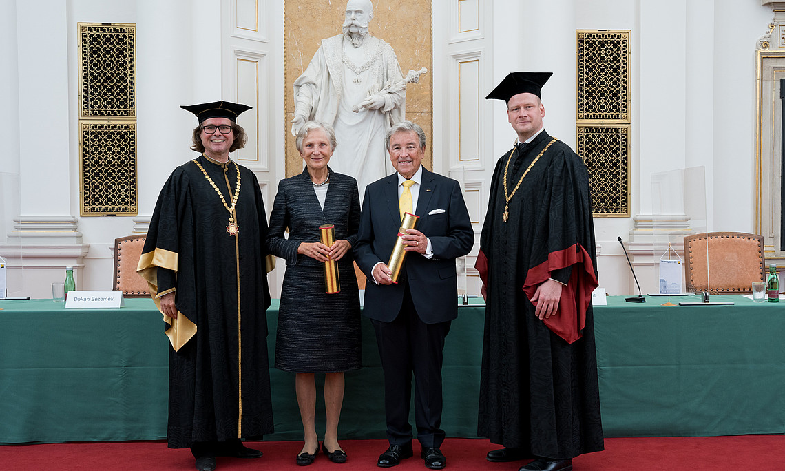 Goldene Promotion an der Uni Graz: OGH-Präsidentin Irmgard Griss, langjähriger Raiffeisen-General Georg Doppelhofer, Rektor Martin Polaschek (links) und REWI-Dekan Christoph Bezemek. Foto: Gasser