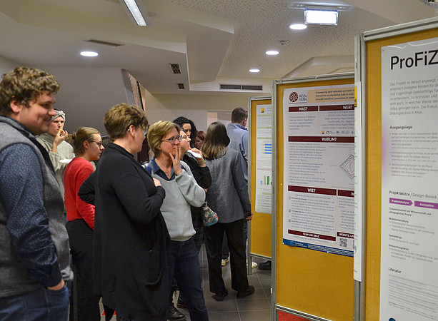 viele Menschen stehen vor einer Reihe von Forschungspostern und sprechen miteinander während sie die Poster anschauen ©Uni Graz/Braunegger
