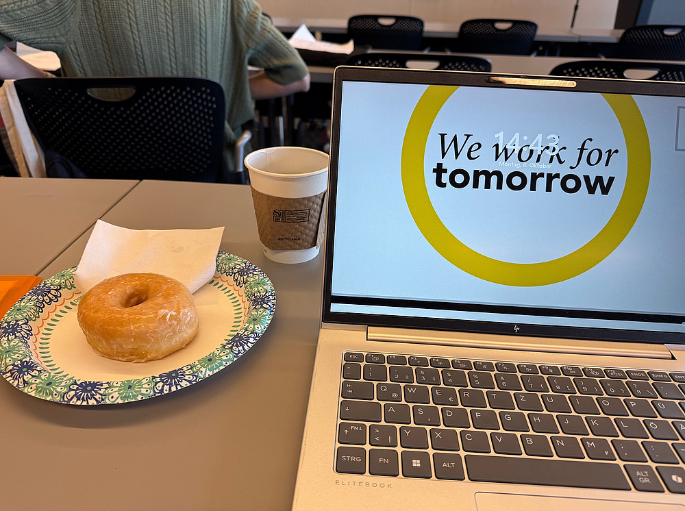 donut neben einem aufgeklappten laptop ©BIB | Petra Rabitsch