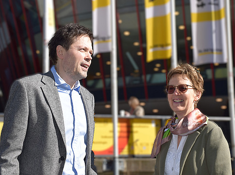 Robert Felfe (left) and Susanne Kogler (right) engaged in conversation in front of the Resowi building at the University of Graz. ©Ulrike Freitag, Uni Graz