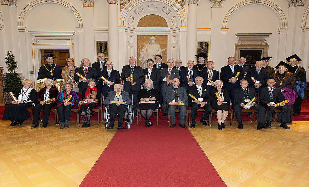 Goldene Promotion 2025 in der Aula der Uni Graz: Gruppenfoto der Absolvent:innen der Theologie, Sozial- und Wirtschaftswissenschaften, Naturwissenschaften, Rektor, Vizerektorin und Dekan:innen