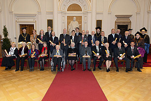 "Golden Graduation" 2025 in the auditorium of the University of Graz: group photo of graduates in theology, social and economic sciences, natural sciences, rector, vice-rector and deans