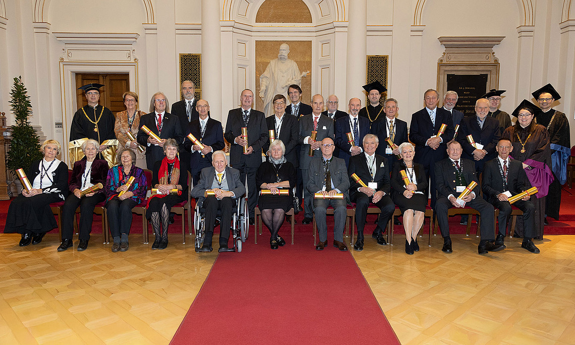 "Golden Graduation" 2025 in the auditorium of the University of Graz: group photo of graduates in theology, social and economic sciences, natural sciences, rector, vice-rector and deans
