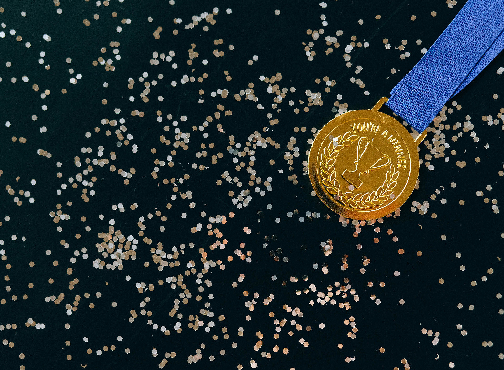 Goldmedaille auf schwarzem Grund ©Pexels Lizenz/Nataliya Vaitkevich