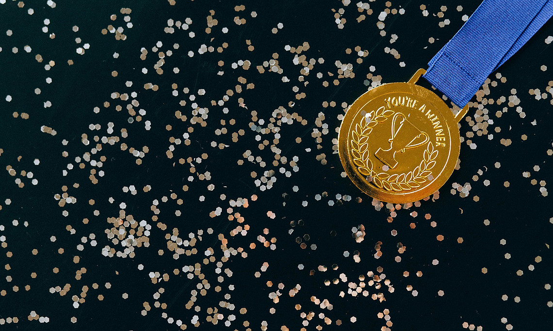 Goldmedaille auf schwarzem Grund