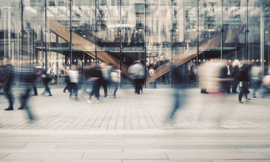 Silhouetten von Menschen in einem städtischen Gebiet