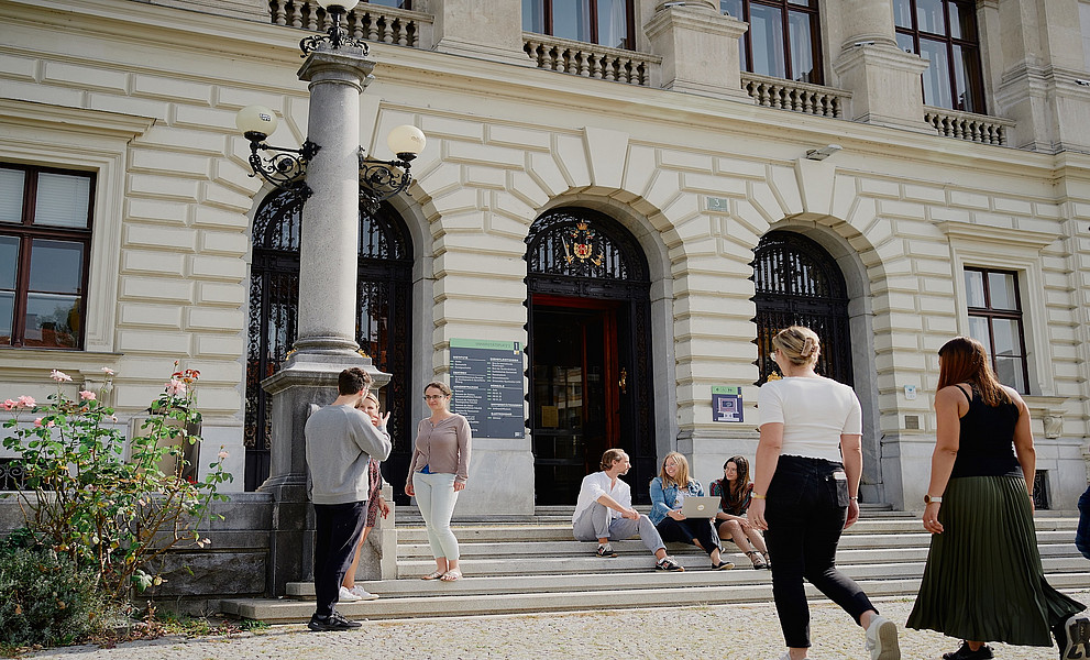 Mitarbeiter:innen vor dem Hauptgebäude