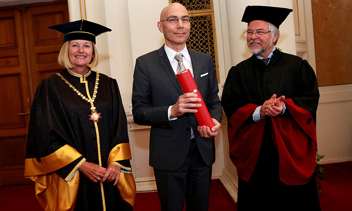 Menschenrechtspreis der Uni Graz für den Stellvertretenden UN-Flüchtlingshochkommissar Volker Türk (Mitte): Festakt in der Aula mit Rektorin Christa Neuper und Völkerrechtsexperten Wolfgang Benedek Foto: Gasser