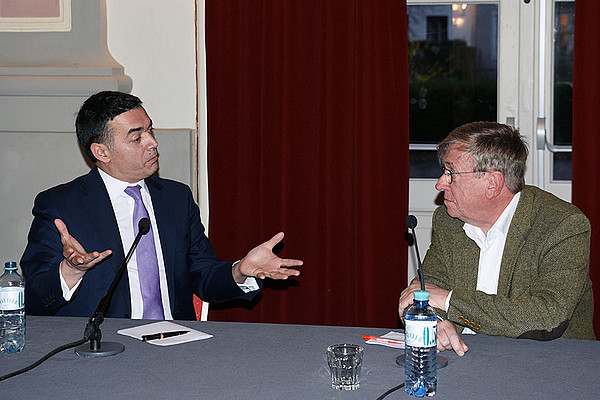 Nikola Dimitrov (l.) diskutierte mit Journalist Norbert Mappes-Niediek. Foto: Uni Graz/Pichler 