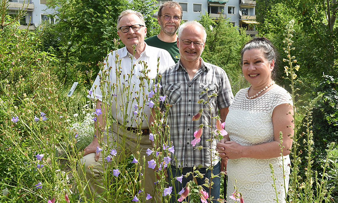 Wissenswertes über Heilpflanzen: Pharmakognosie-Professor Rudolf Bauer, Christian Berg, Leiter des Botanischen Garten, Biologie-Professor Martin Grube und Maria Müller, stellvertretende Leiterin des Instituts für Biologie (v. l.) Foto: Uni Graz/Schweiger 