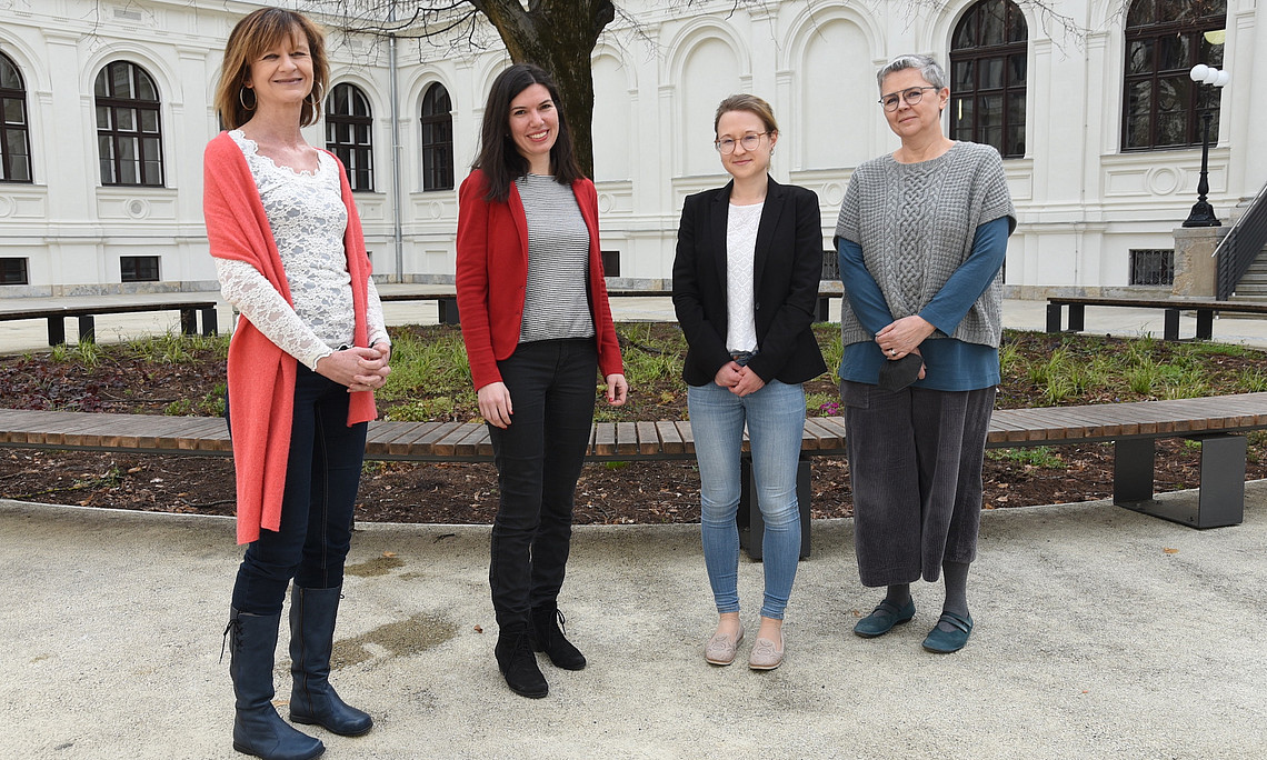 Maria Elisabeth Aigner (links) und Renate Dworczak (rechts) überreichten die Stipendien. Foto: Uni Graz/Schweiger