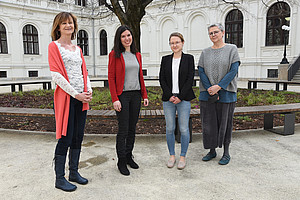 Maria Elisabeth Aigner (links) und Renate Dworczak (rechts) überreichten die Stipendien. Foto: Uni Graz/Schweiger